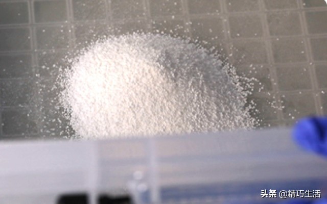 如何洗白袜子上的泥渍,脏臭袜子清洗小妙招图片