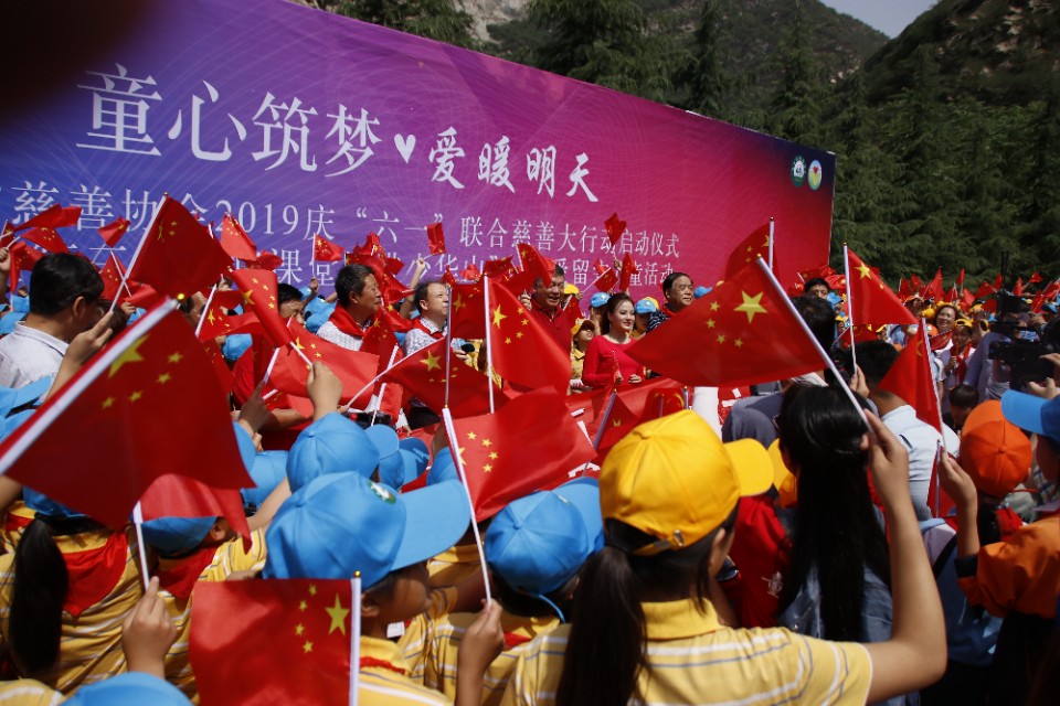 610名可爱的孩子在少华山共绘70米中华龙、千人高歌中国梦!