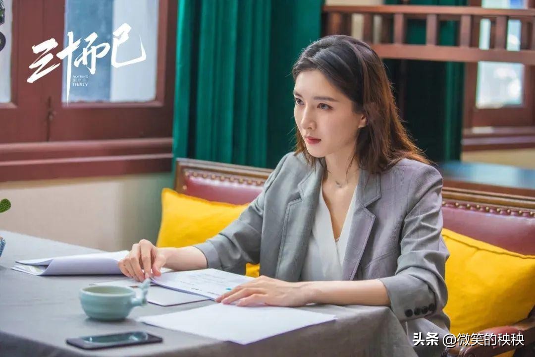 比起顾佳“贵妇”风，王漫妮的显贵穿搭和精准购物，更值得参考