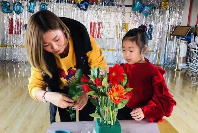 幼儿园团创垃圾袋做裙子,幼儿园垃圾袋做裙子