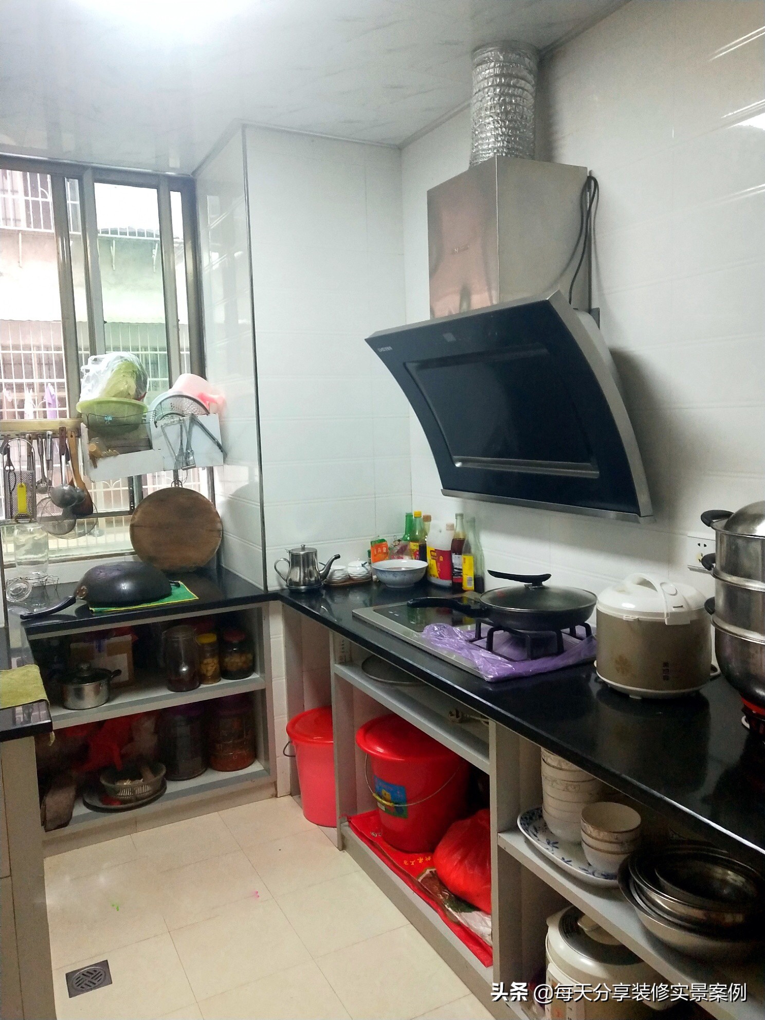 她家房子入住十三年，室内还保持很干净，窗户外晾衣服，谁见过？