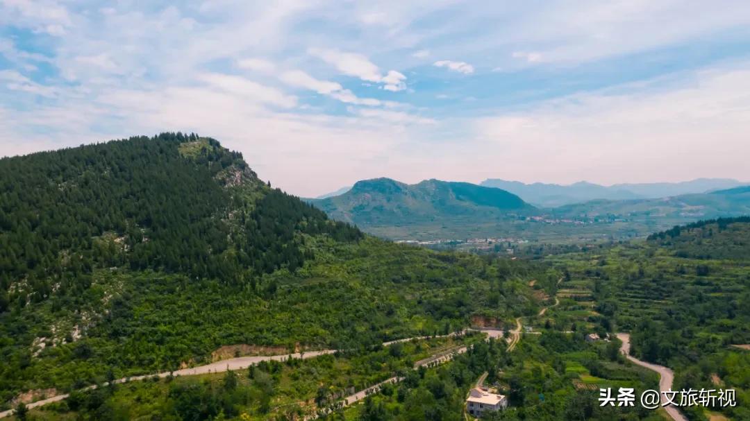 十年后再次走进朱家峪，被村里的几个摊煎饼的大妈纠缠着买煎饼