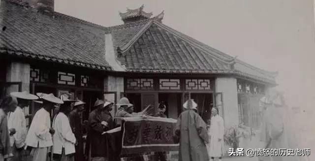 珍贵老照片:穿西装的希特勒、下跪的清政府、原*弹子**爆炸的场面