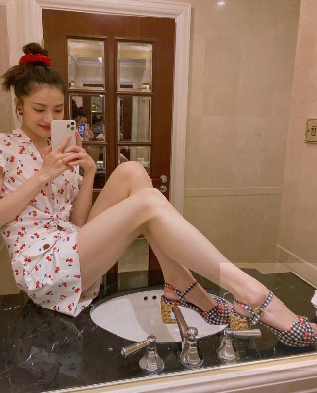 钟楚曦沈梦辰,沈梦辰红色斜肩蝴蝶结高开叉礼服