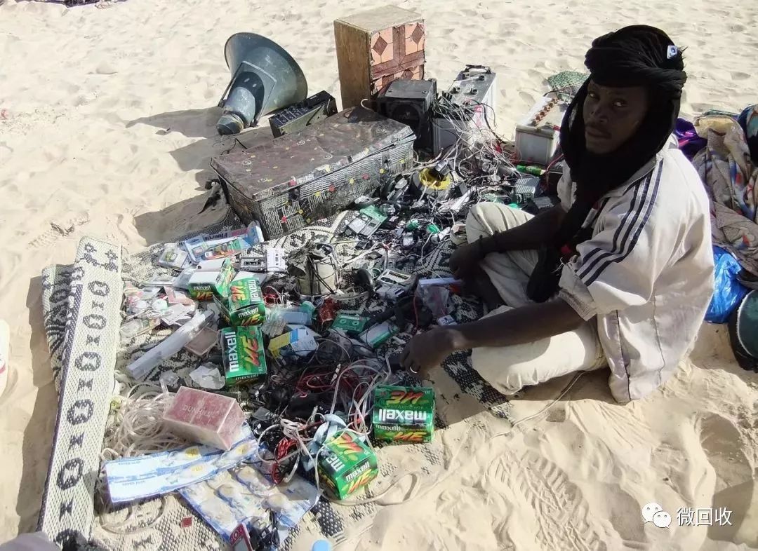 在非洲，不仅用泥巴给手机充电，还把自己改造成充电宝和天线