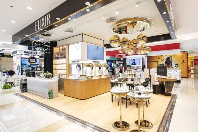 万茜代言怡丽丝尔现场,万茜出席品牌活动