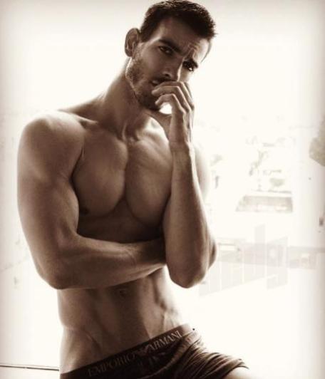 水果姐被控性骚扰?男模:她当众扒下我的裤子,让我露出*处私**