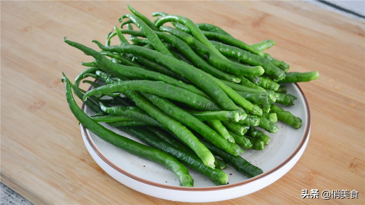 腌辣椒有诀窍，不用油，简单一揉，脆嫩开胃，24小时后就可以吃