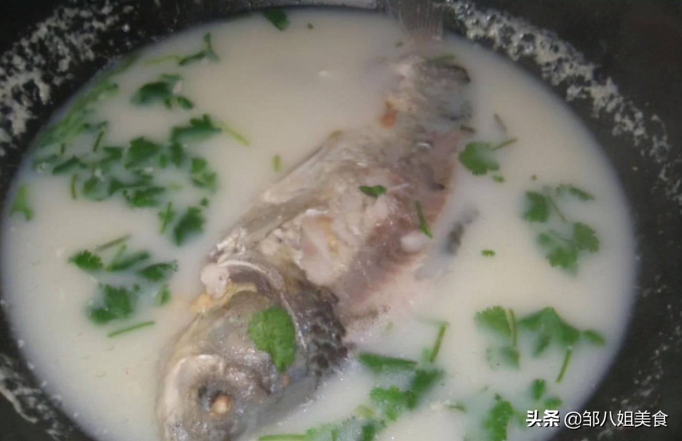 炖鱼汤，做好5个重要步骤，出锅后汤白味道香，不发黑没腥味