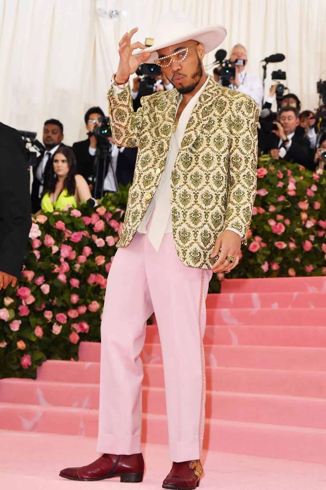 穿粉色就是娘娘腔?让小李子和猫王告诉你什么叫“油而不腻”