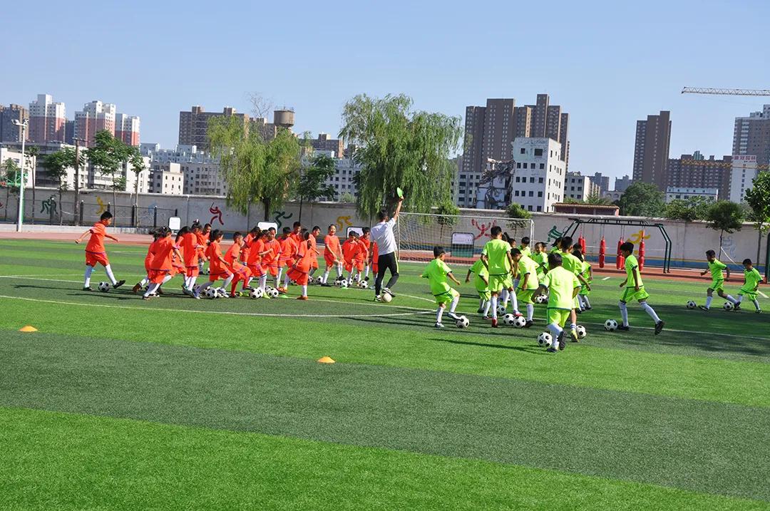 小小的足球装着美好的童年和梦想,小小足球承载着孩子的欢乐与梦想