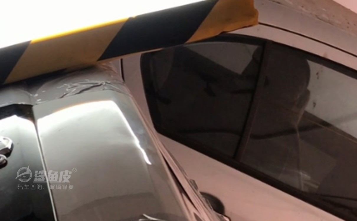 汽车后备箱凹陷免喷漆修复教程,汽车后备箱撞了个凹怎么修补