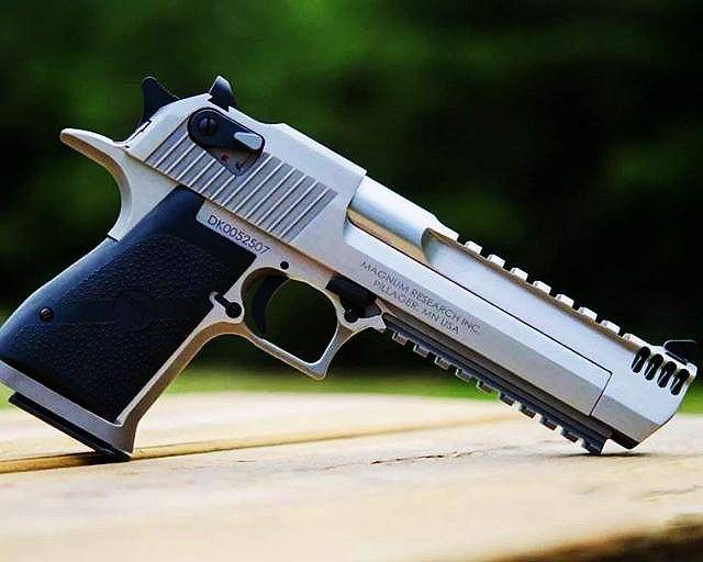 沙漠之鹰用什么手枪,沙漠之鹰手枪实战视频