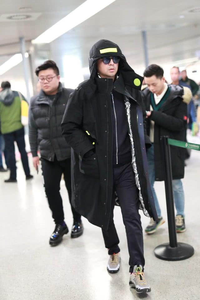 雷佳音全黑look走机场，184的身高却有“锥子腿”，不看脸似男模