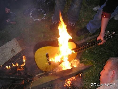 吉他新手入门适合用什么吉他 (新手入门吉他买多少钱的好)