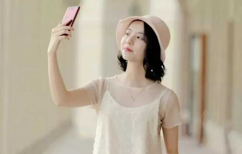 被好友删除却浑然不知?点击右上角这一功能“黑名单”一目了然。