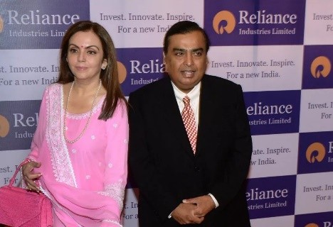 印度首富宠妻如宝：7次约会就求婚，盛宠35年，不孕5年也没嫌弃