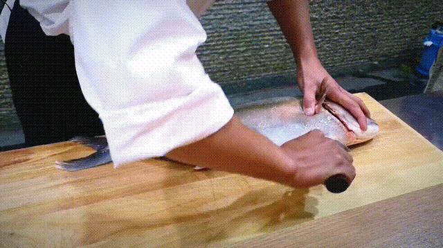 昆明唯一屋顶清真居酒屋，居然还能吃到活鳗鱼，48元清酒喝到嗨