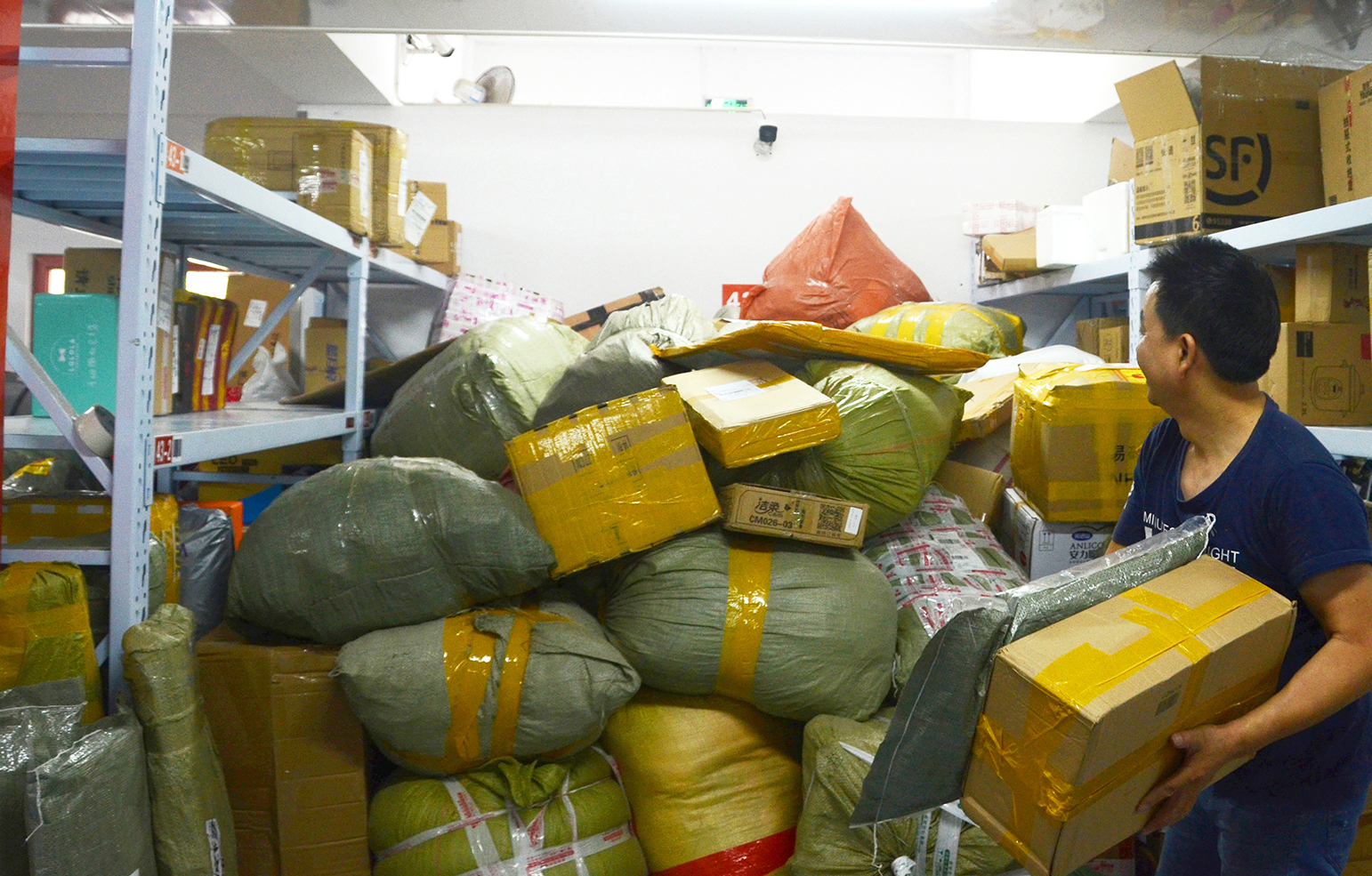 大一开学被子自己带还是在学校买,大学新生被子自己带还是在学校买