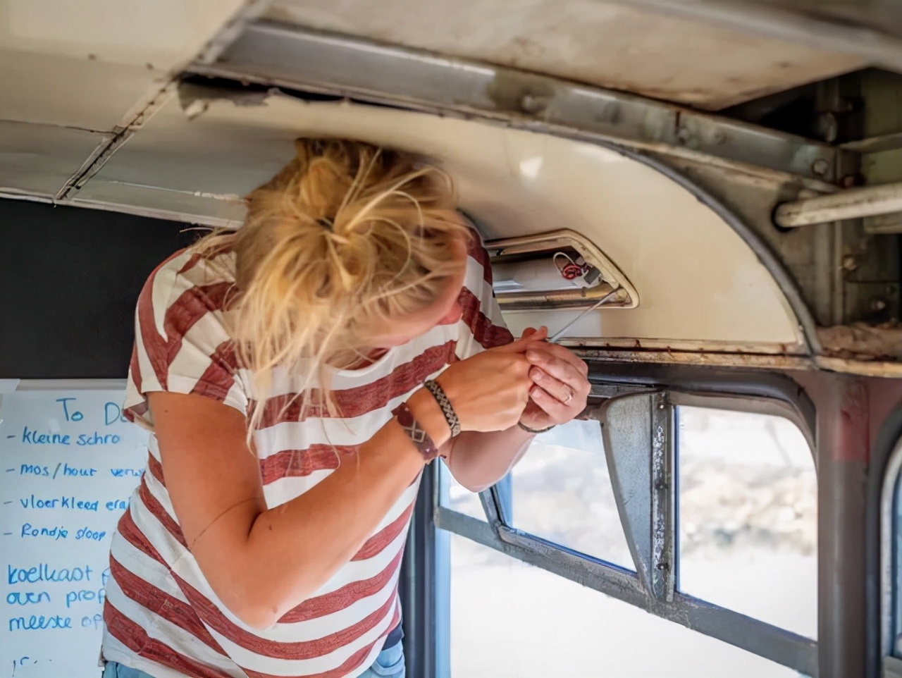 四姐妹将巴士改造成移动旅馆，开着它环游世界。网友：我羡慕了