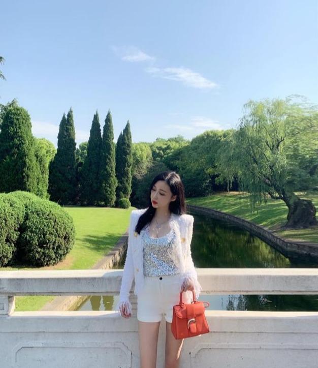 从1200元仿牌到14万爱马仕铂金包！潘玮柏女友的豪门贵妇晋级之路