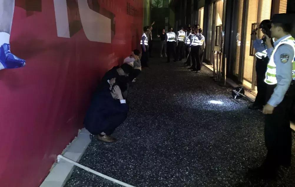 港版大片佛山演?高明十几名西装壮汉对峙,马上就要飙血开片!阿sir来了...