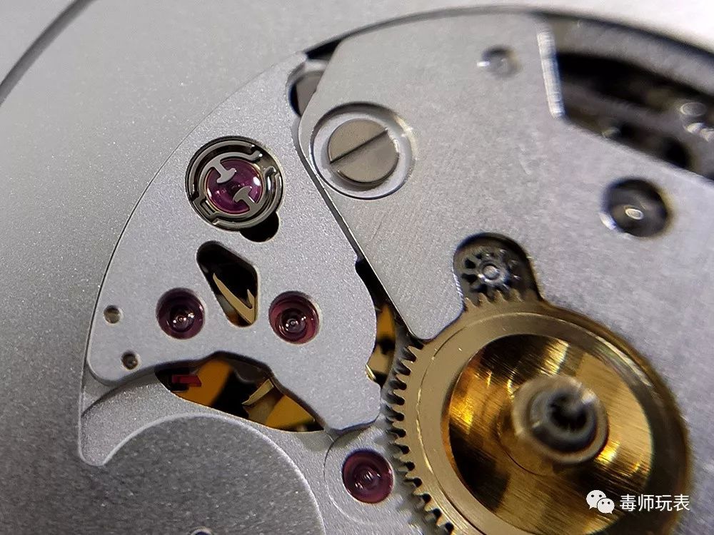 欧米茄海马300机芯是8800还是8806,欧米茄8800与8806机芯揭秘