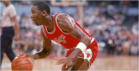 赛季报销,乔丹“热爱比赛条款”成管理层定时*弹炸**|《乔丹传》