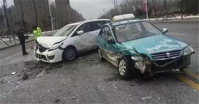 如果出了交通事故要打哪些电话,出了交通事故应该先打什么电话