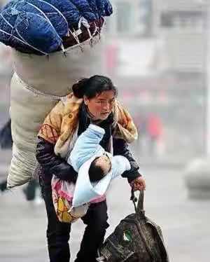 二胎妈妈带着大宝到医院生孩子,二胎孕妇深夜带大宝到医院生孩子