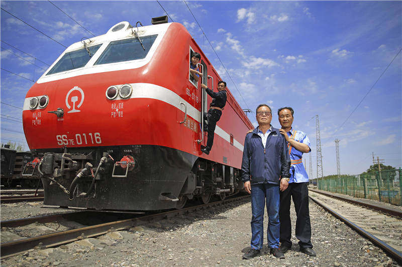 世界穿越沙漠最长的火车,一列火车穿过900米山洞