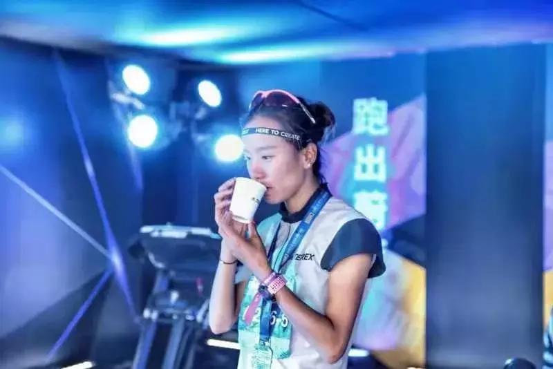 这个女孩子，首马跑2小时50分，首场百公里越野就夺冠