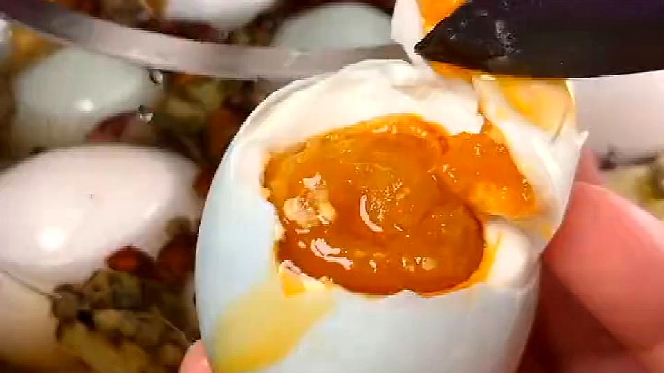 腌鸡蛋不冒油农村姑娘教你腌鸡蛋,腌鸡蛋流油最快方法最简单