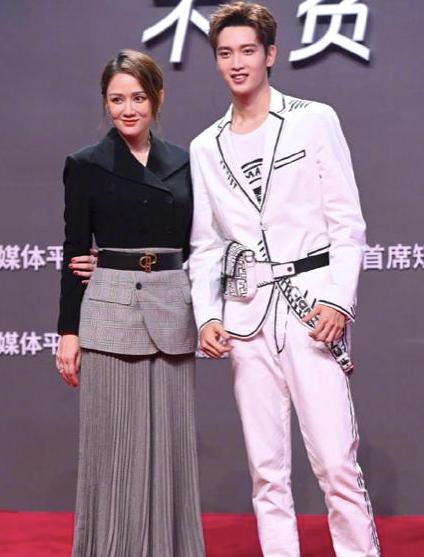 腾讯发布会红毯现场:热巴秀长腿,杨超越甜美,童瑶得罪造型师?