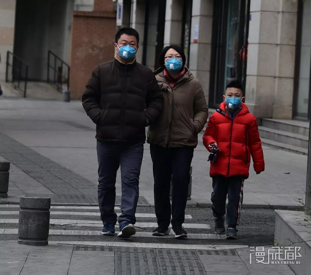 四川导游组成爱心联盟全球扫货,“人肉”带回上万抗疫物资捐赠