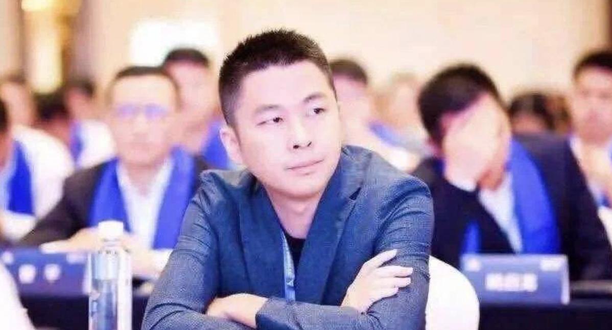 江苏首富之子,接管老爸300亿家产,却无法解决90亿服装库存