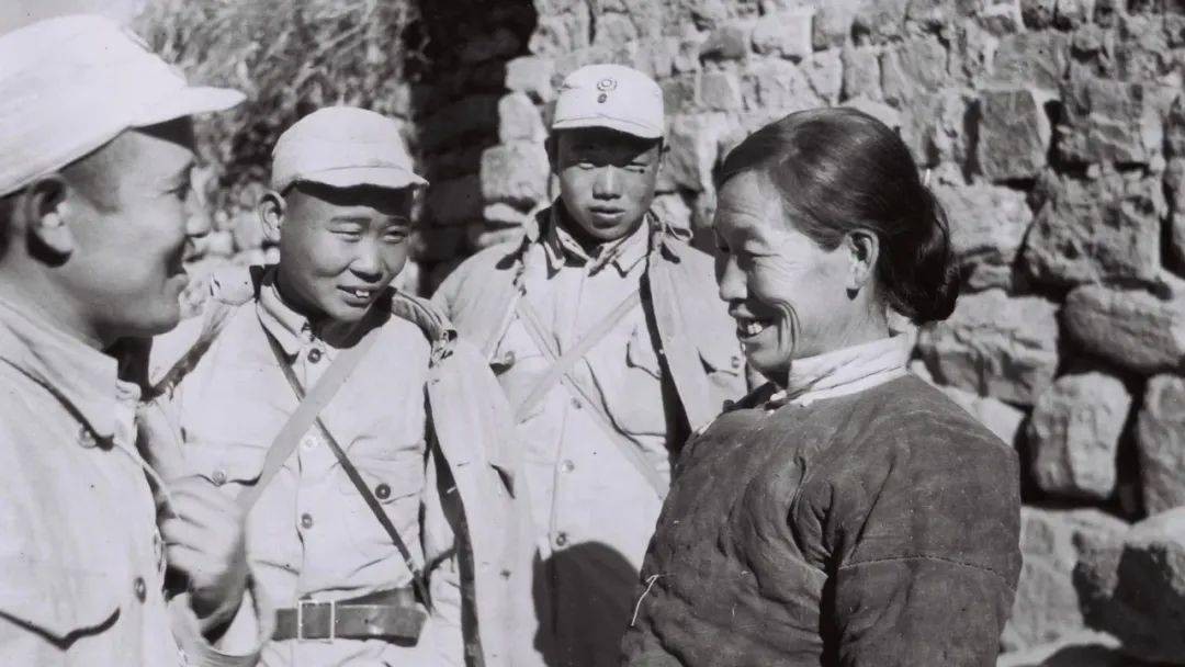 养父去世后36岁女孩寻亲,女子整理父亲遗物发现一封血书