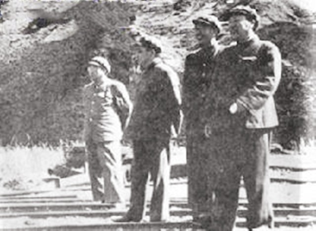 邓华缴获五箱白金龙烟,只给主席一支,主席笑笑:“财不露白”啊