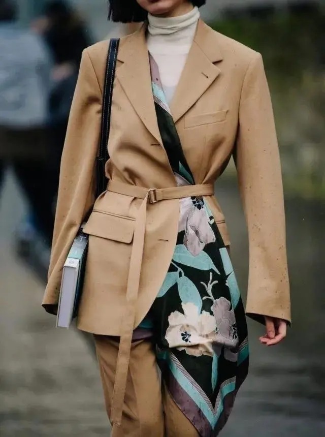 丝巾有什么时髦的使用方法,夏天系丝巾怎样发朋友圈