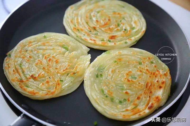 饺子皮剩了怎么做饼好吃,饺子皮葱花饼怎么做又软又好吃