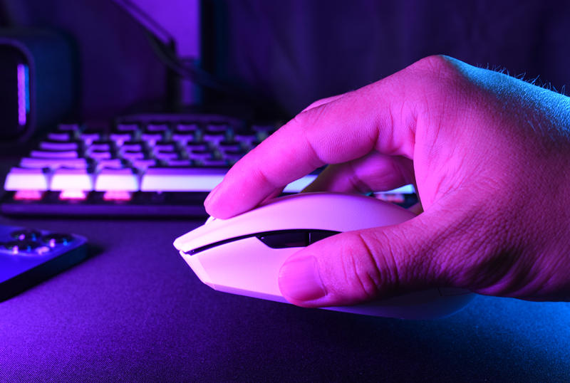 颜值高、还能打、抓着还舒服-雷蛇八岐大蛇V2游戏鼠标