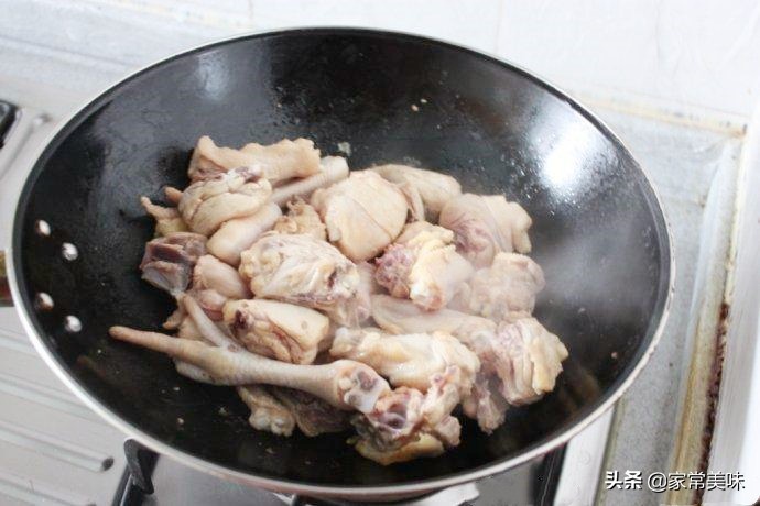 炖鸡肉时千万别直接焯水,炖鸡肉的正确方法