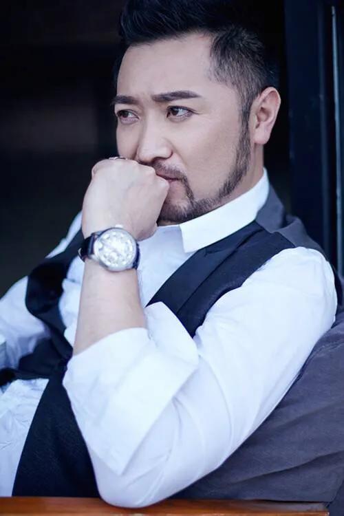 大叔每天晚上聊天都不理我,大叔白天和我聊天晚上不搭理我