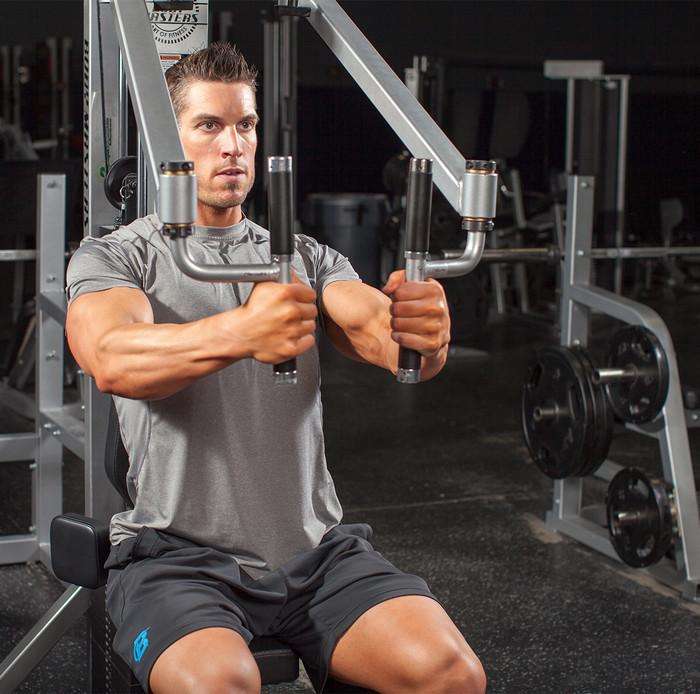 健身器械夹胸机如何使用,健身一体式器械夹胸