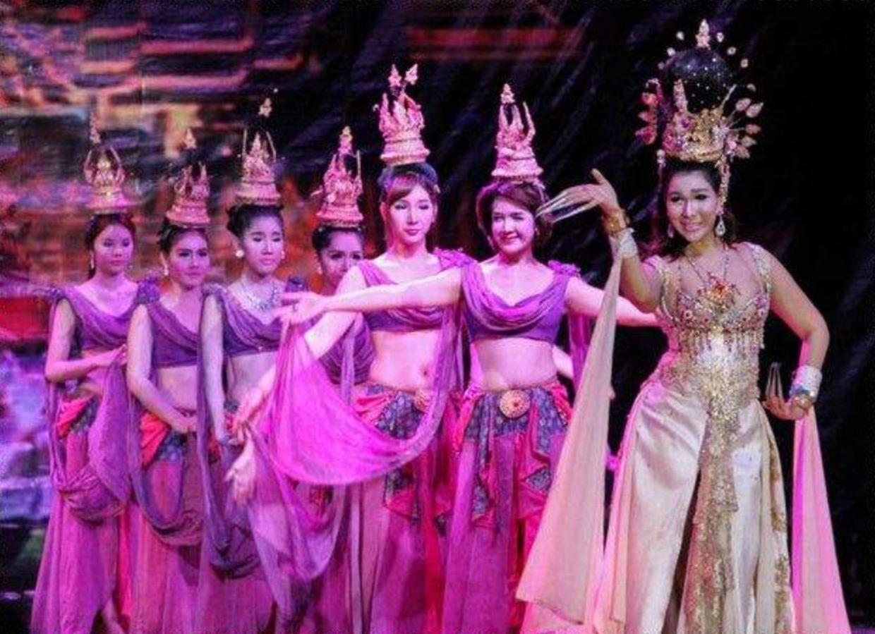 泰国人妖光鲜亮丽，老了怎么办？一般有2种选择……