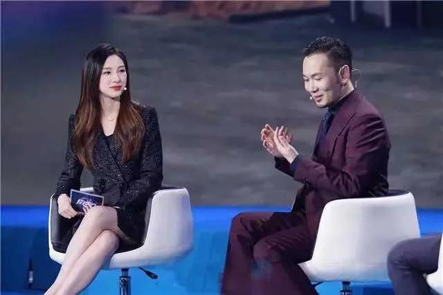 《世界足球》开玩笑，女主播太瘦撑不起阔腿裤，像孩子穿大人衣服