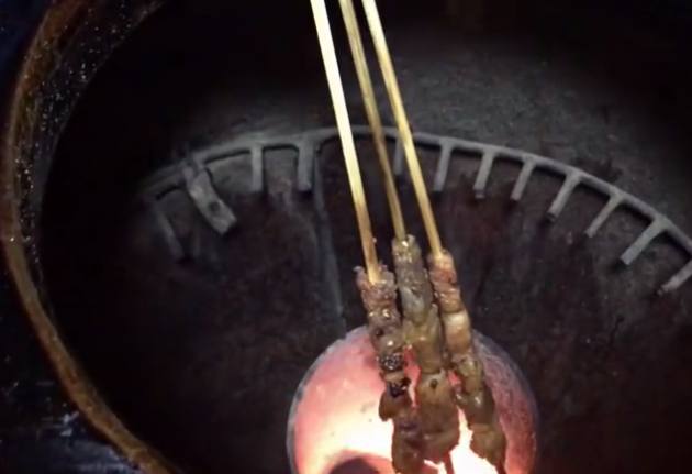 52岁大叔在街上做的手工,56岁大叔走街串巷卖小吃20年