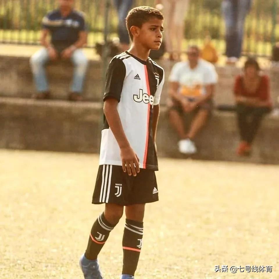 迷你罗踢足球图片,c罗和迷你罗踢球照片高清