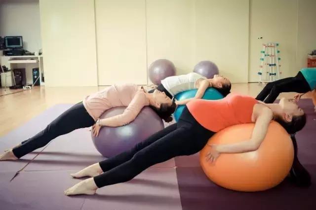 宝妈孕期指导,老师教孕妇锻炼身体的视频