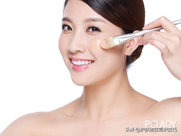 眼部凹陷和眼部皱纹怎么去除,眼部皱纹用眼部按摩器有用吗